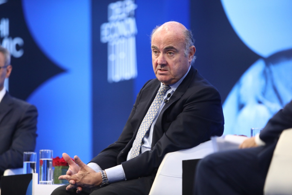 Louis de Guindos στους Δελφούς: «Η Ευρώπη κατάφερε να αποφύγει την τεχνητή ύφεση»