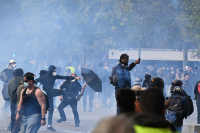 Γαλλία: Επεισόδια και δακρυγόνα στο Παρίσι – Συγκρούσεις διαδηλωτών με την αστυνομία