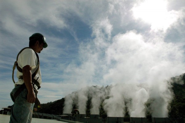 Photo: Αρχείο EPA worker controls the machines at Berlin's Geothermal Central