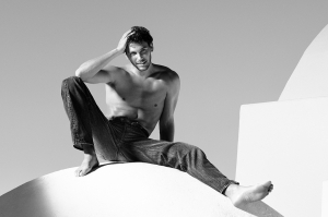 Ο Calvin Klein ανεβάζει τη θερμοκρασία του καλοκαιριού με τον Cooper Koch