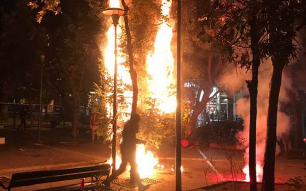 Πλατεία Εξαρχείων: 'Εκαψαν για δεύτερη φορά το χριστουγεννιάτικο δέντρο (vid)