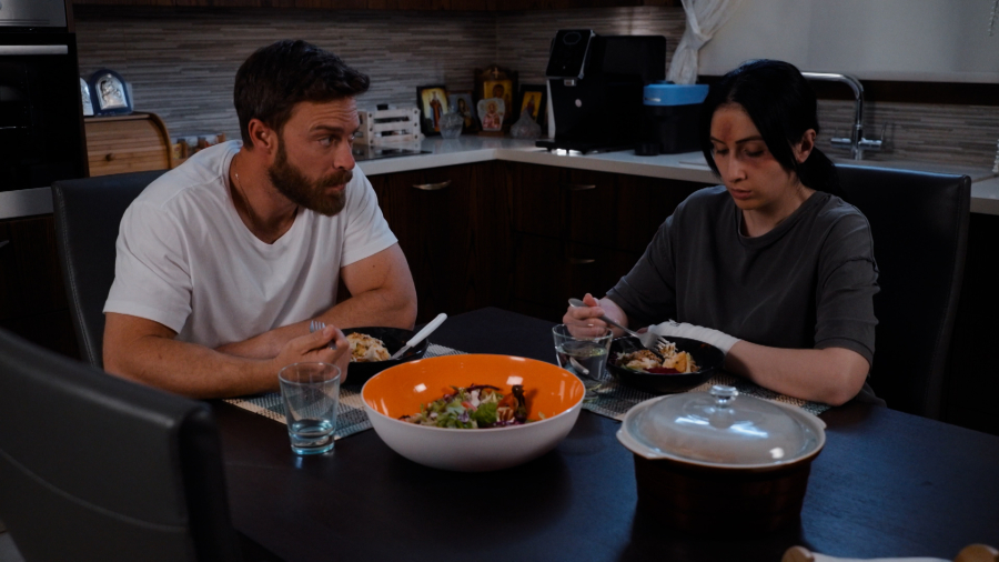 «Γη της Ελιάς»: Ο Μιχάλης βρίσκει την Πετράνα νεκρή στο σπίτι