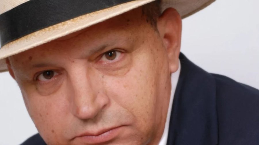 Η δημοκρατία τρεκλίζει-η εθνική περιπέτεια καραδοκεί