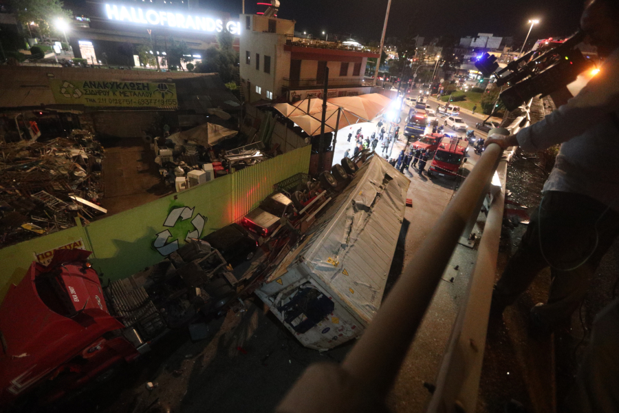 Πέτρου Ράλλη: Συγκλονιστικές εικόνες από την πτώση φορτηγού από γέφυρα