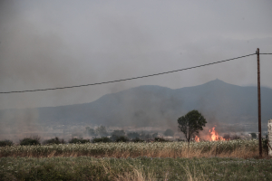 Ένας πυροσβέστης τραυματίας στη φωτιά, στην Κάρυστο, που τέθηκε υπό μερικό έλεγχο