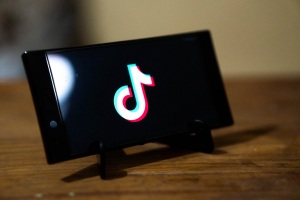 Με το TikTok στην... κάλπη, η εφαρμογή δημιουργεί «οδηγό» για τις εκλογές 2023