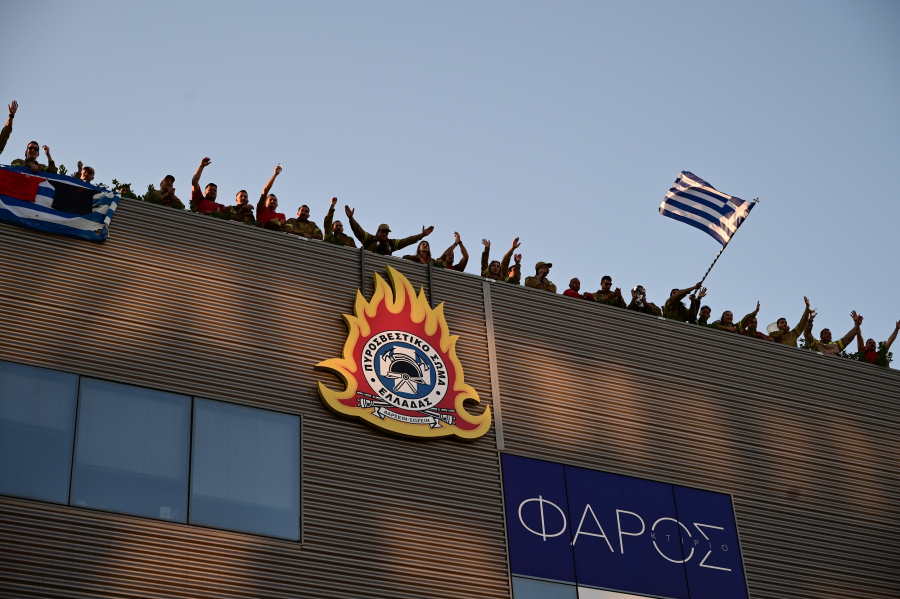 Εισβολή και κατάληψη εποχικών πυροσβεστών στο υπ. Κλιματικής Κρίσης (Βίντεο – Εικόνες)