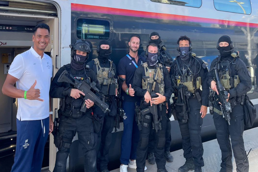 Ολυμπιακοί αγώνες 2024: Ο Κοκκαλάνης ποζάρει με τις ειδικές δυνάμεις