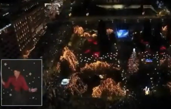 Σοφία Ρομπόλη: Αποθεώθηκε στα social η διερμηνέας της νοηματικής