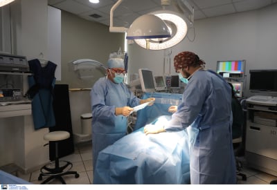 Απογευματινά χειρουργεία: Πώς 102.634 ασθενείς που περιμένουν χειρουργεία στο ΕΣΥ ωθούνται σε νόμιμο «φακελάκι»