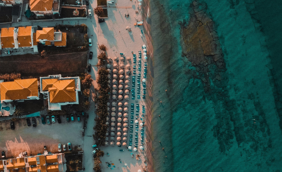 Διακοπές δίπλα στη θάλασσα από 62 ευρώ τη βραδιά – Οι 4 προορισμοί με το αυτοκίνητο