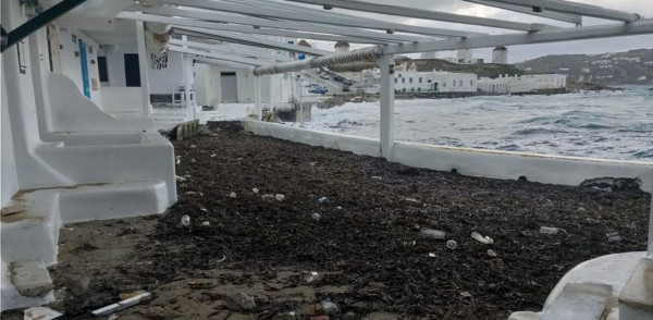 Η κακοκαιρία σάρωσε τη Μύκονο - Καταστροφές στη Μικρή Βενετία και στο λιμάνι (pics & vid)