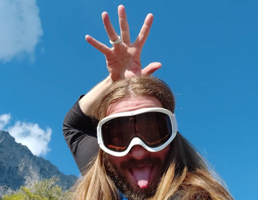 Πρώην παίκτης ριάλιτι πηδάει από κεραία ραντάρ σε εγκαταλελειμμένη βάση: Το εντυπωσιακό βίντεο