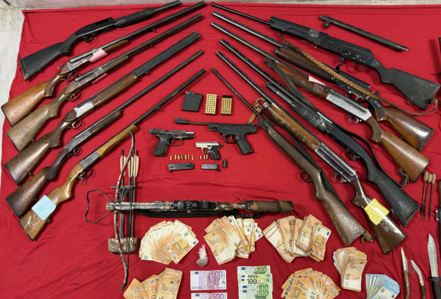 Χαλάστρα: Είχαν οπλοστάσιο στα σπίτια τους - Περίστροφα, πιστόλια, κυνηγετικά και σπάθες (Εικόνες)
