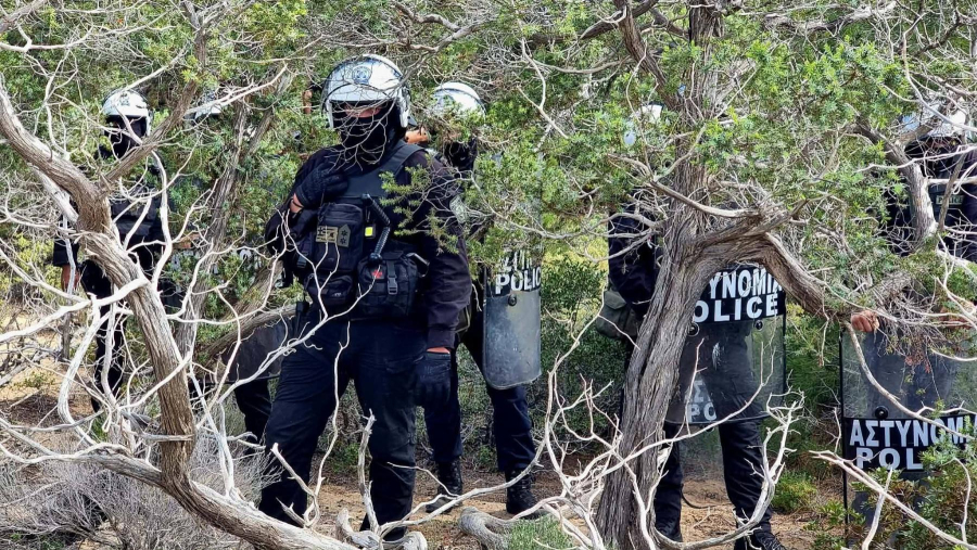 Γαύδος: Συνοδεία ΜΑΤ «ξηλώθηκαν» 23 κατασκευές - Μια σύλληψη