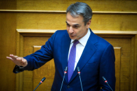 Γιατί έλειπαν οι κορυφαίοι δίπλα από τον Μητσοτάκη;