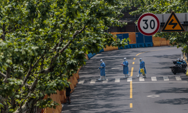 Κάποιοι κάτοικοι της Σανγκάης βγαίνουν εκτός σπιτιού για... έναν σύντομο περίπατο