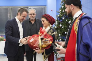 Βόλτα με παιδιά από τα χωριά SOS έκανε στο κέντρο της Αθήνας ο Μητσοτάκης