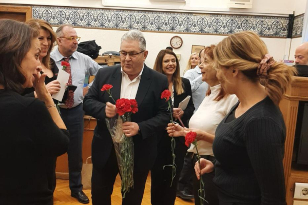 Με μια αγκαλιά γαρύφαλλα στη Βουλή ο Δημήτρης Κουτσούμπας