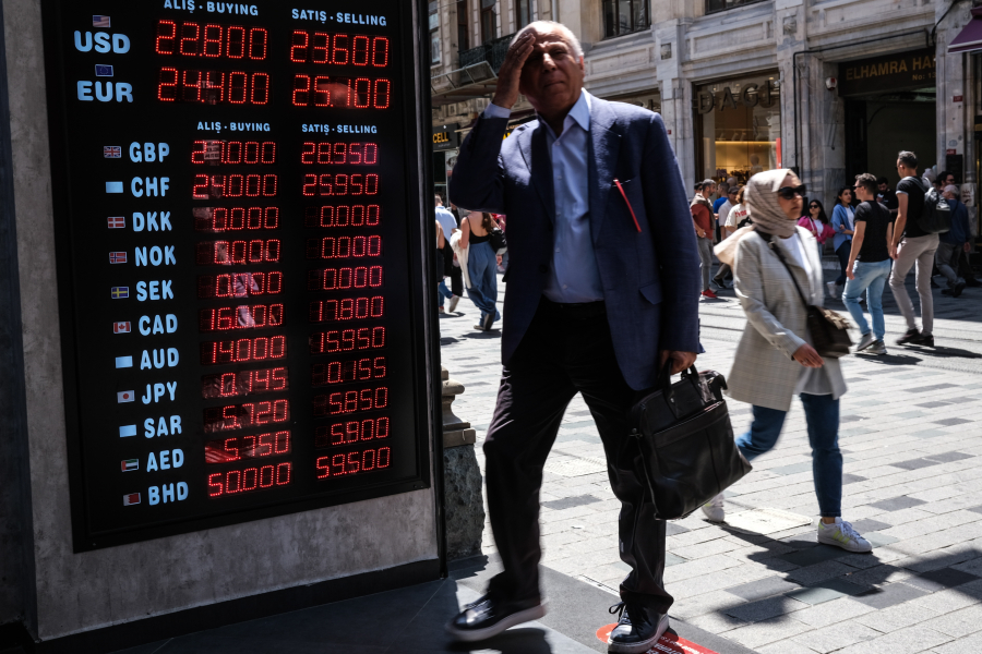 Κακά μαντάτα για την τουρκική οικονομία: Τεράστια αύξηση επιτοκίων, στα τάρταρα η λίρα