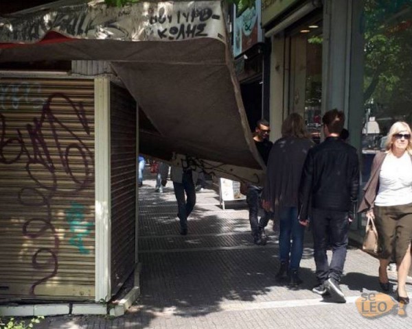 Ξηλώθηκε κι έπεσε στέγη στον πιο κεντρικο δρόμο της Θεσσαλονίκης