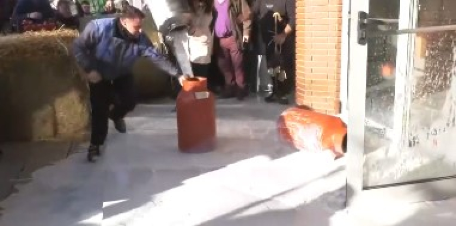 Διαμαρτυρία αγροτών στην Καβάλα: Πέταξαν ντομάτες, γάλα και άχυρα στην Αντιπεριφέρεια (Βίντεο)