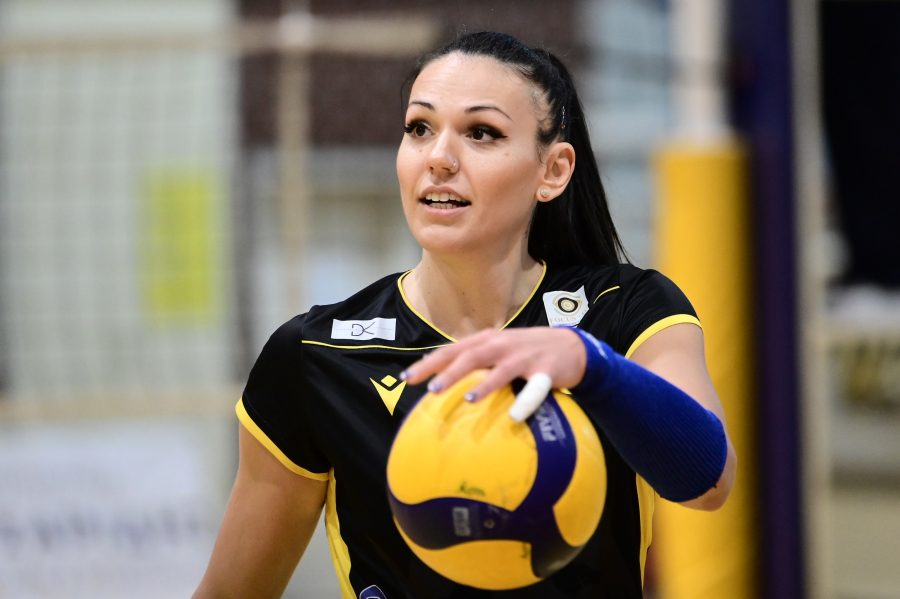 Περιπέτεια για τη βολεϊμπολίστρια Εύα Χαντάβα στο Νεπάλ, εν μέσω αιματηρών ταραχών