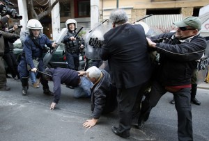 Η ΑΔΕΔΥ καταδικάζει την αστυνομική βία στις κινητοποιήσεις για τους πλειστηριασμούς