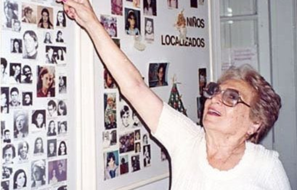 Ρόσα Ροϊσινμπλίτ: Πέθανε στα 106 η θρυλική Γιαγιά της Πλατείας Μαΐου