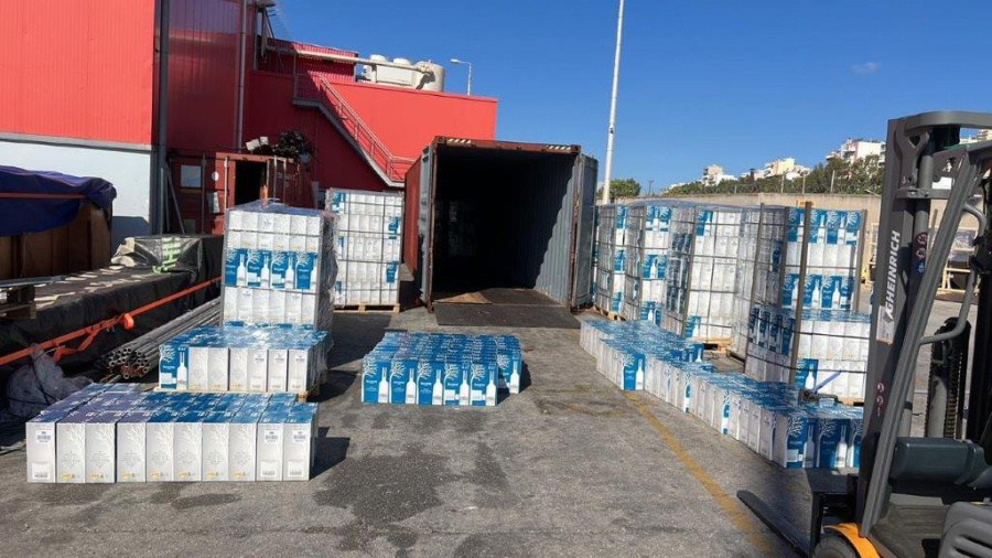 Μπλόκο της ΑΑΔΕ σε 61.560 «μαϊμού» μπουκάλια φημισμένης βότκας και γνωστού απεριτίφ