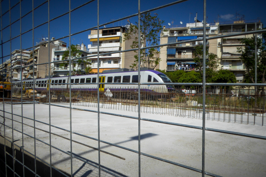 Σεκιούριτι ξέχασε τις μπάρες στις γραμμές του ΟΣΕ σηκωμένες και συνελήφθη