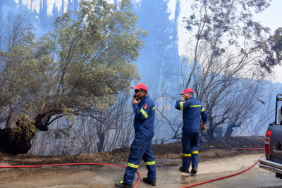 Υπεράνθρωπες μάχες της Πυροσβεστικής με τις αναζωπυρώσεις - Σε 122 φωτιές ανά την Ελλάδα οι δυνάμεις της