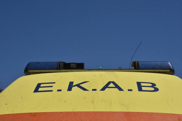 Τρόμος για πλήρωμα του ΕΚΑΒ, άνδρας όρμησε σε ασθενοφόρο, τραυματίστηκε διασώστης