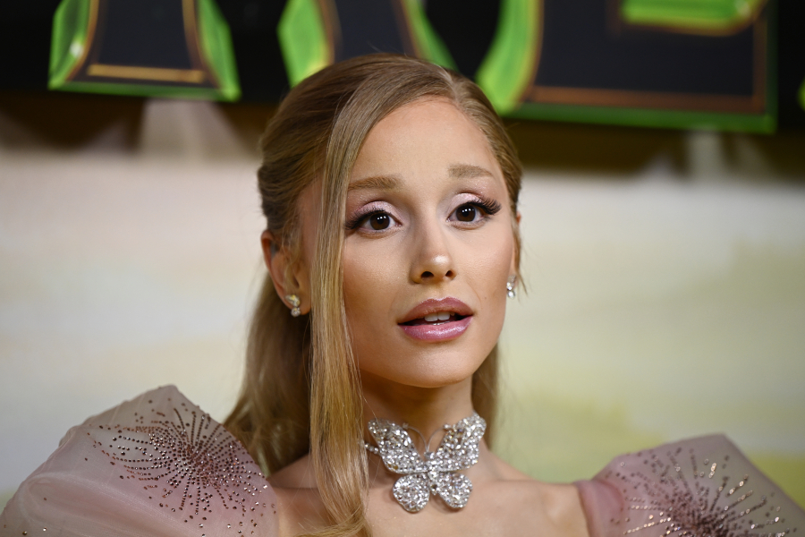 Η Αριάνα Γκράντε χαρίζει στους θαυμαστές ζωντανή ερμηνεία του «Santa Tell Me»