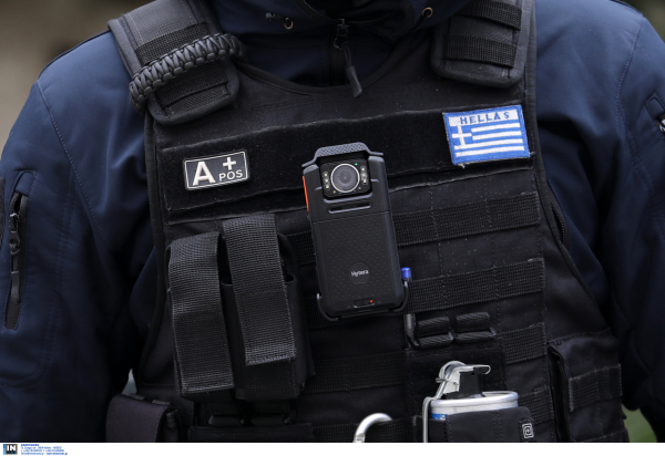 Αστυνομικός σε ρόλο Superman: Βούτηξε σε χείμαρρο και έσωσε παππού και εγγονή