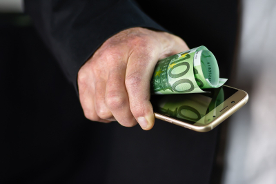 Νέο «χτύπημα» στους ελεύθερους επαγγελματίες: Τους επιβάλλουν πληρωμές με IRIS και οι τράπεζες φέρνουν χρεώσεις
