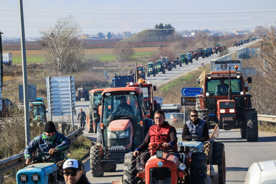 Ανυποχώρητοι οι αγρότες - «Δυναμώνουν» τα μπλόκα (Βίντεο)