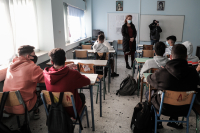Ανοίγουν κανονικά τα σχολεία με περισσότερα τεστ, τι αλλάζει στα πρωτόκολλα