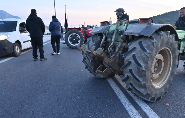 Γιορτές στα μπλόκα με ανοιχτούς δρόμους και διόδια λένε οι αγρότες - Με δικογραφία απαντά η κυβέρνηση