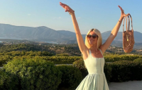 Κλόντια Σίφερ: «Έκλεισε» τα 55 και τα γιόρτασε στη Ρόδο (Εικόνες)