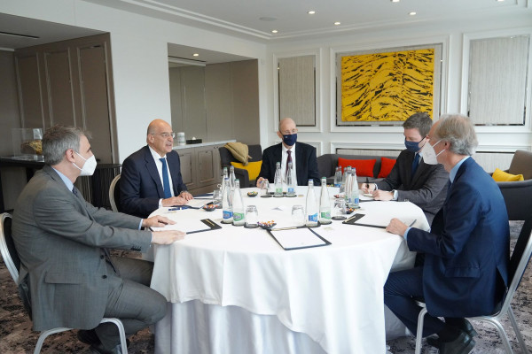 Συνάντηση Δένδια στην Γενεύη με τον ειδικό απεσταλμένο του ΟΗΕ για τη Συρία