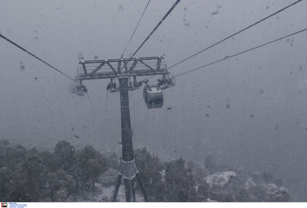 Χιονίζει στην Πάρνηθα: Κλειστός ο δρόμος από το ύψος του τελεφερίκ