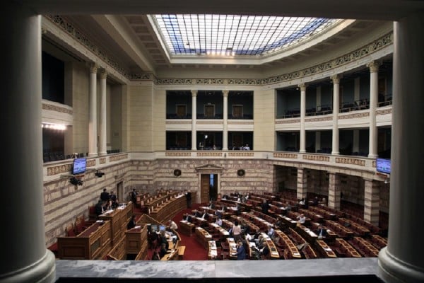 «Μύλος» στην Βουλή από τροπολογία για απαλλαγή ιδιοκτητών από παραβάσεις λαθρεμπορίας