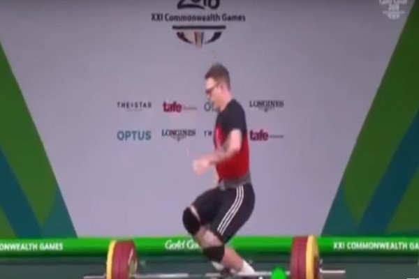 Αρσιβαρίστας καταρρέει ενώ προσπαθεί να σηκώσει 160 κιλά (vid)