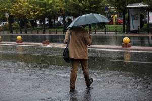 Καιρός: Χειμωνιάτικο τοπίο με βροχές, καταιγίδες και πτώση της θερμοκρασίας