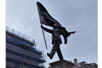Άγαλμα με την υπογραφή του Banksy εμφανίστηκε στο Λονδίνο (Βίντεο)