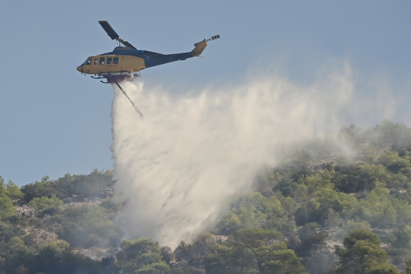 Φωτιά σε δύο μέτωπα στην Ηλεία - Στη «μάχη» 7 εναέρια