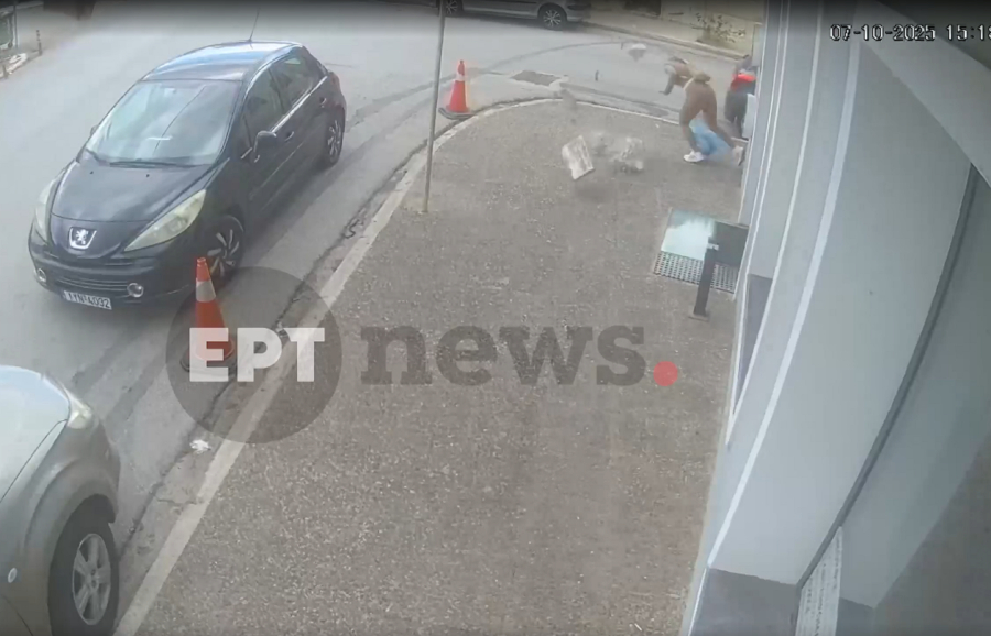 Λαύριο - Κατάρρευση μπαλκονιού: «Νευρίασα και έκλεισα το τηλέφωνο στον άντρα μου, αυτό με έσωσε»