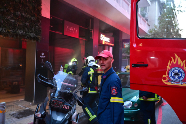 Φωτιά τώρα στο Κολωνάκι - Καίγεται το κατάστημα «Νάκας» στη Σκουφά