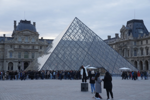 Ληστεία στο Λούβρο: Σταρ στα social media και πρώην φύλακας ο ένας από τους υπόπτους (Βίντεο)